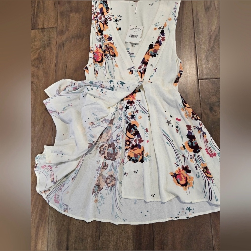 Floral Sleeveless V-Neck Top